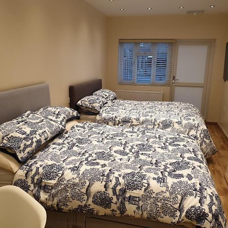 London Luxury Apartments 3 Bedroom Sleeps 8 With 3 Bathrooms 4 Mins Walk To Tube Free Parking Ilford Esterno foto