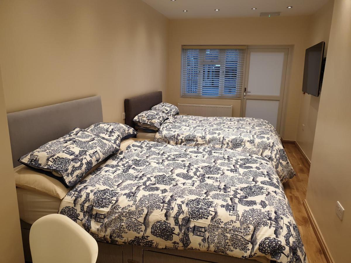 London Luxury Apartments 3 Bedroom Sleeps 8 With 3 Bathrooms 4 Mins Walk To Tube Free Parking Ilford Esterno foto