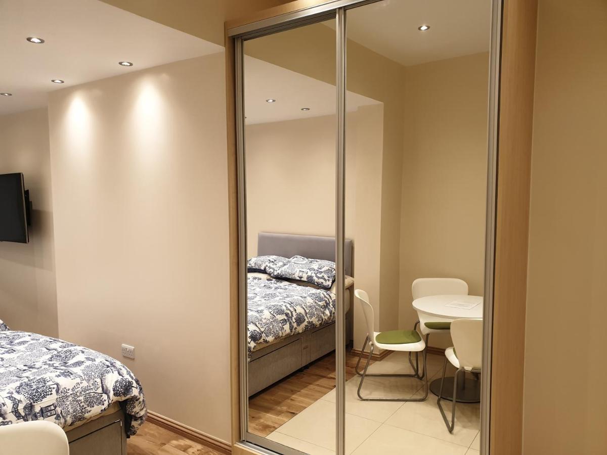 London Luxury Apartments 3 Bedroom Sleeps 8 With 3 Bathrooms 4 Mins Walk To Tube Free Parking Ilford Esterno foto