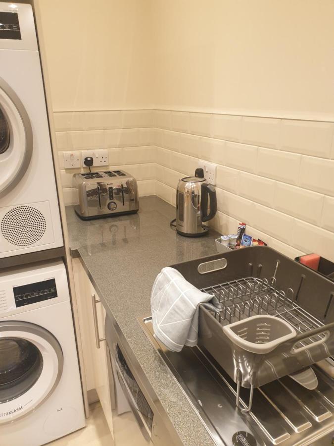 London Luxury Apartments 3 Bedroom Sleeps 8 With 3 Bathrooms 4 Mins Walk To Tube Free Parking Ilford Esterno foto