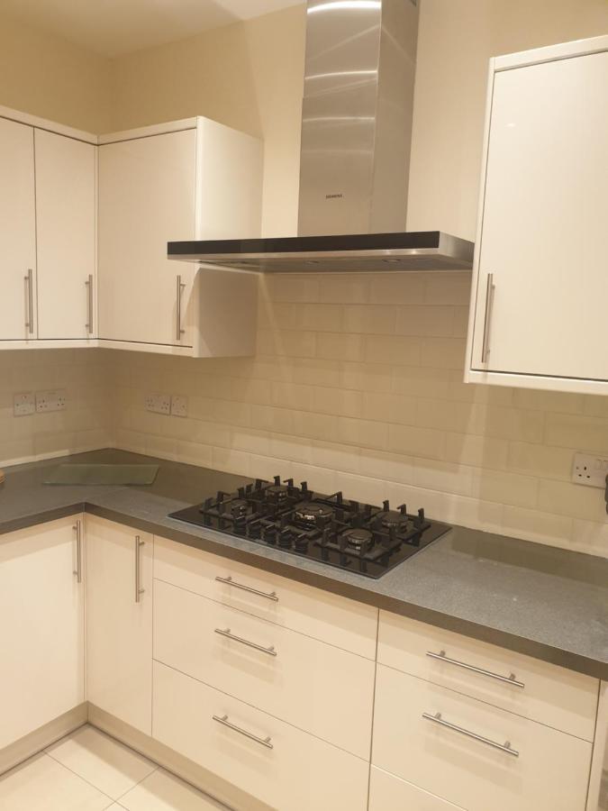 London Luxury Apartments 3 Bedroom Sleeps 8 With 3 Bathrooms 4 Mins Walk To Tube Free Parking Ilford Esterno foto