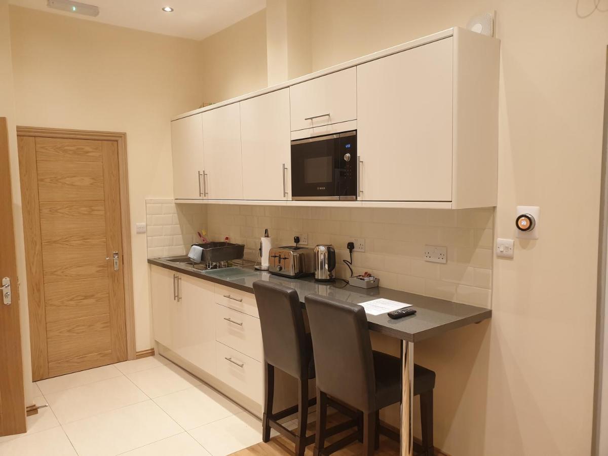London Luxury Apartments 3 Bedroom Sleeps 8 With 3 Bathrooms 4 Mins Walk To Tube Free Parking Ilford Esterno foto