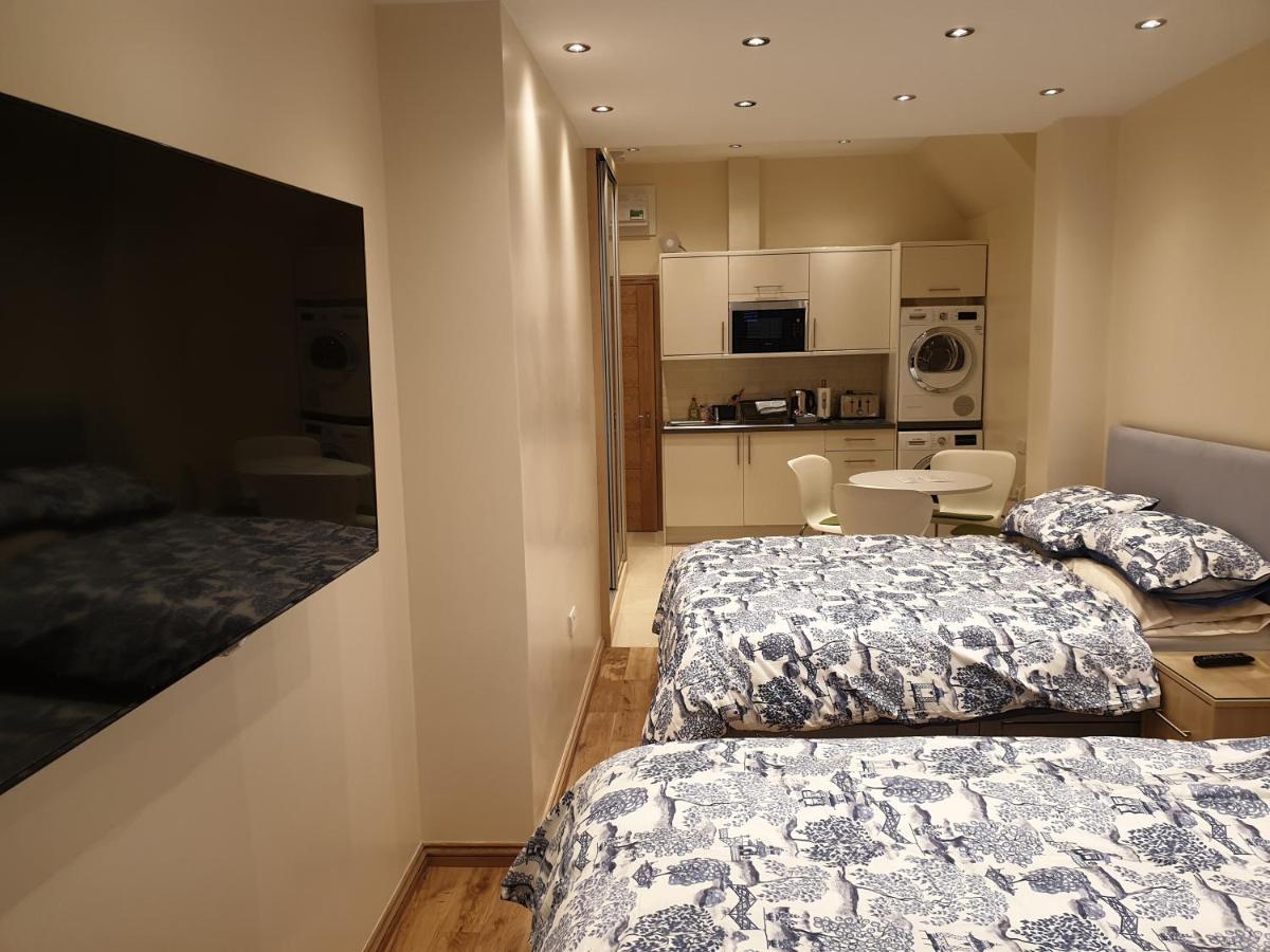 London Luxury Apartments 3 Bedroom Sleeps 8 With 3 Bathrooms 4 Mins Walk To Tube Free Parking Ilford Esterno foto