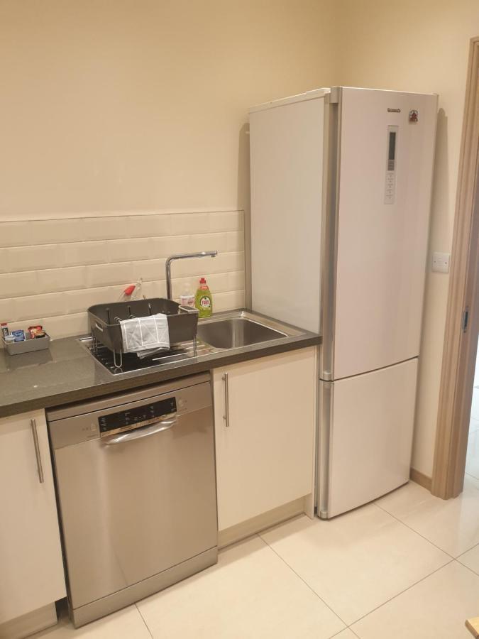 London Luxury Apartments 3 Bedroom Sleeps 8 With 3 Bathrooms 4 Mins Walk To Tube Free Parking Ilford Esterno foto