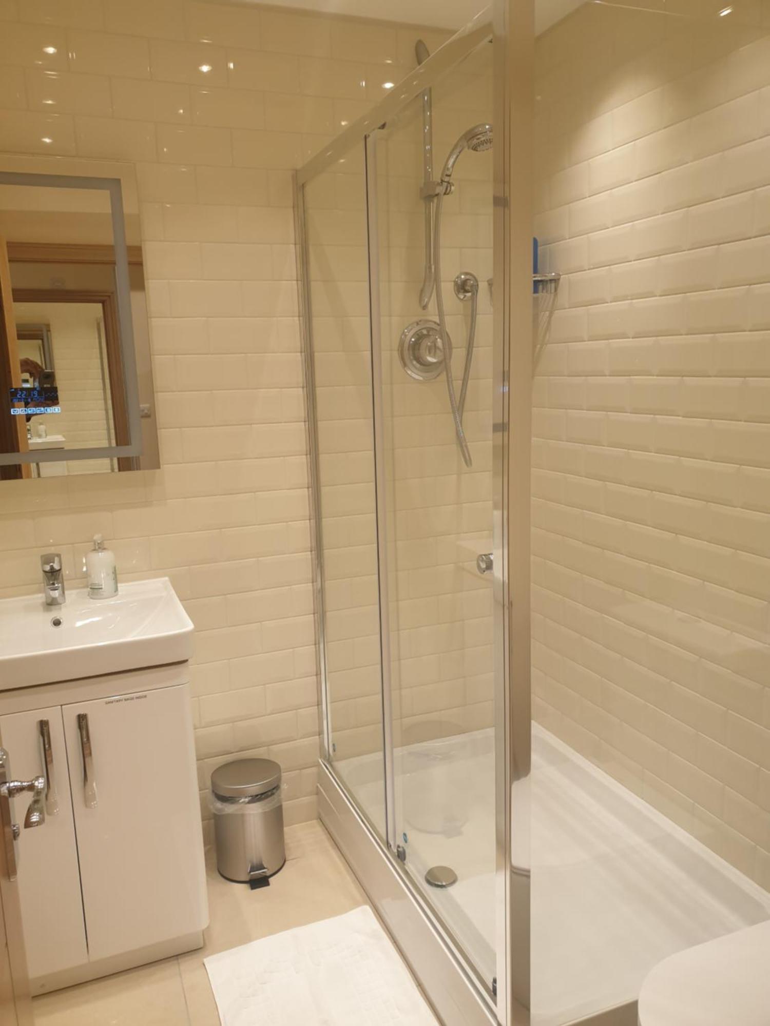 London Luxury Apartments 3 Bedroom Sleeps 8 With 3 Bathrooms 4 Mins Walk To Tube Free Parking Ilford Esterno foto