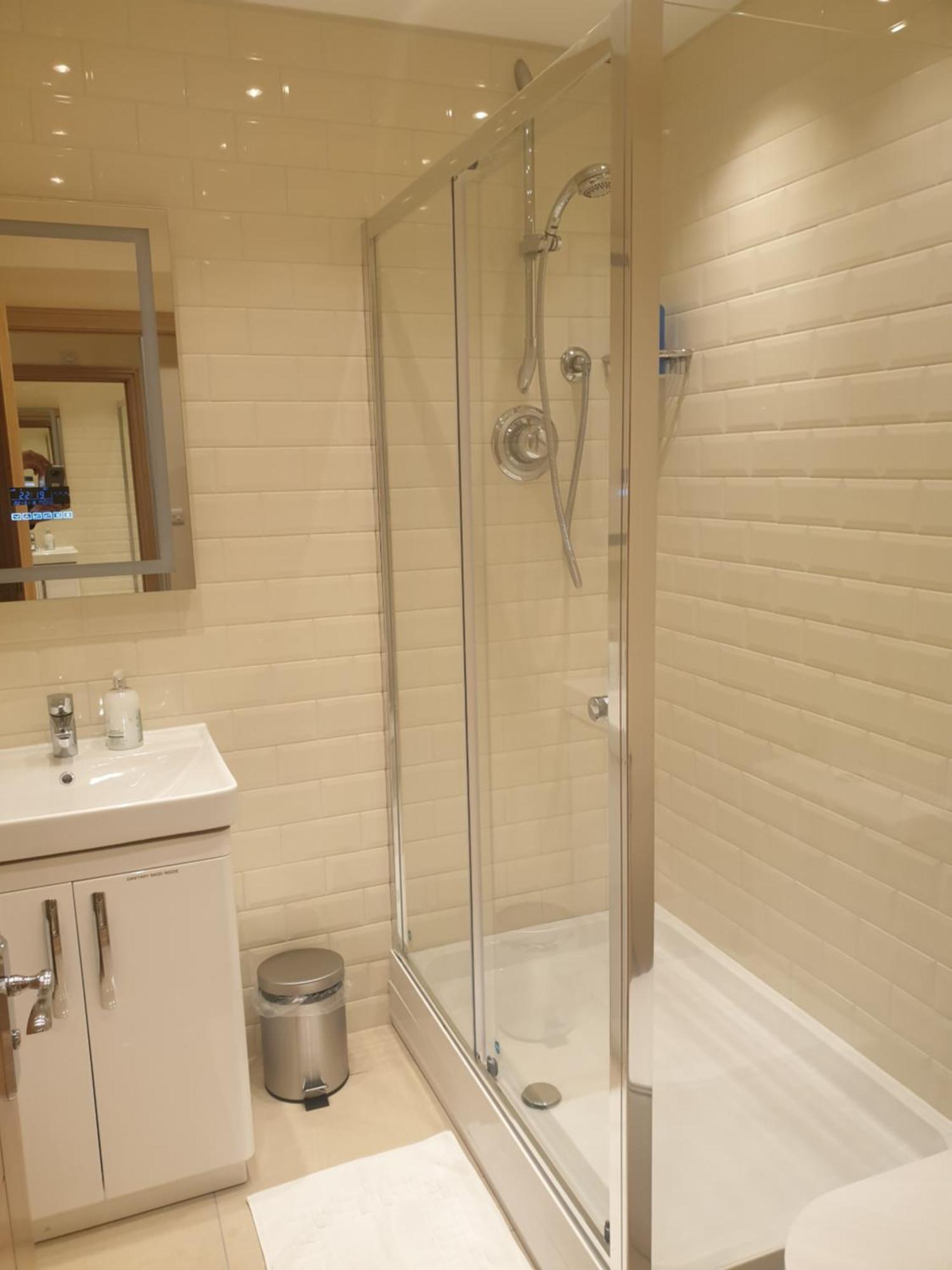 London Luxury Apartments 3 Bedroom Sleeps 8 With 3 Bathrooms 4 Mins Walk To Tube Free Parking Ilford Esterno foto