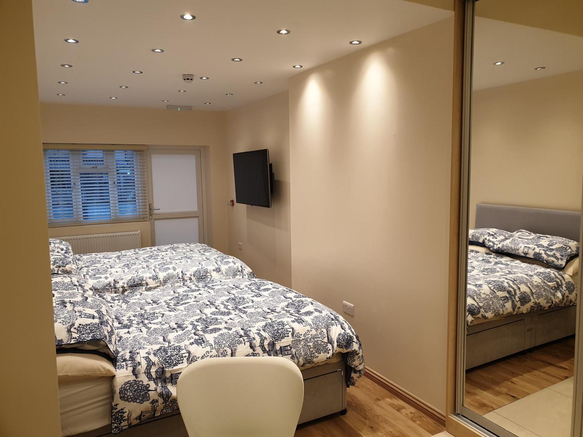 London Luxury Apartments 3 Bedroom Sleeps 8 With 3 Bathrooms 4 Mins Walk To Tube Free Parking Ilford Esterno foto