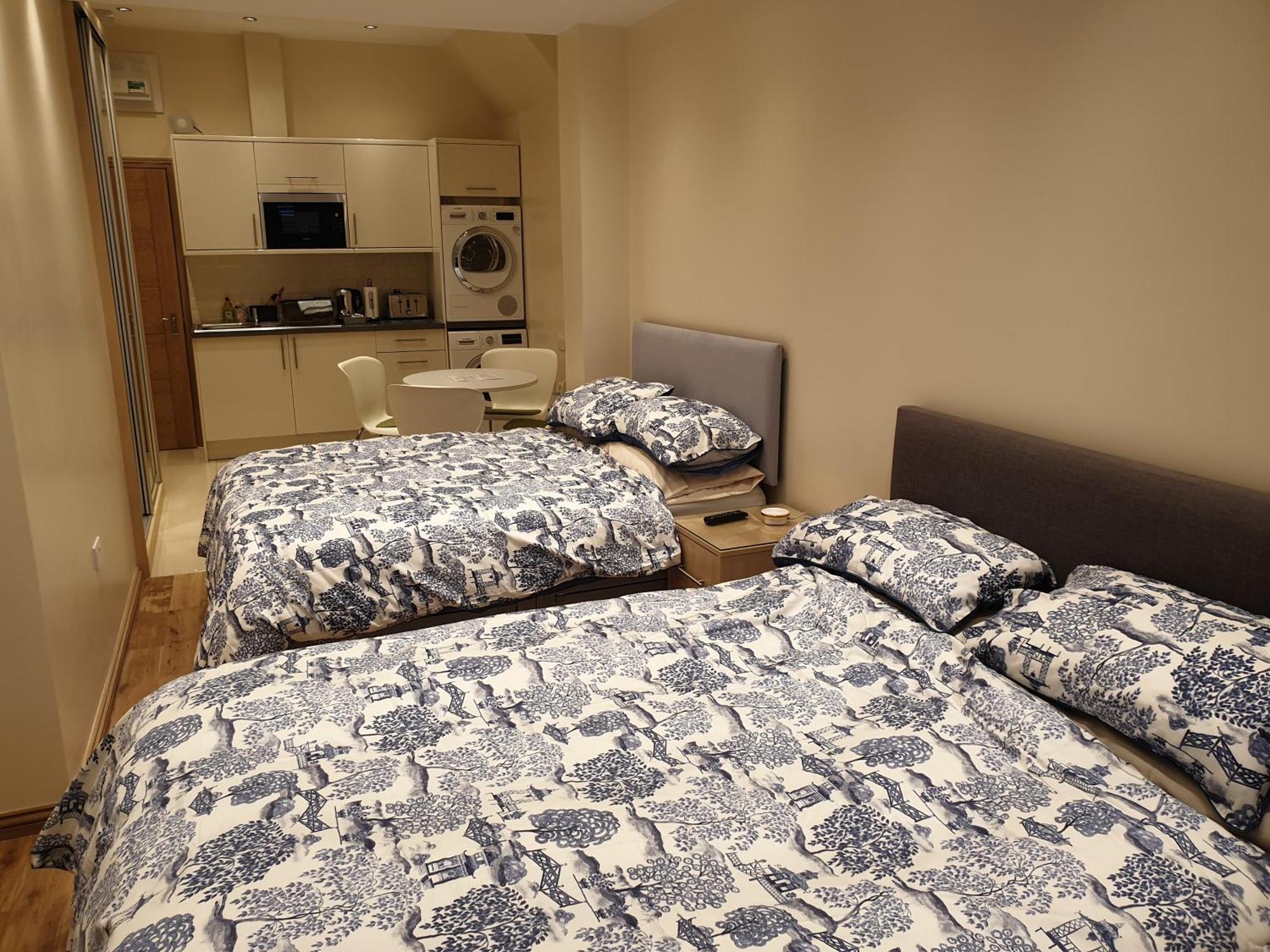 London Luxury Apartments 3 Bedroom Sleeps 8 With 3 Bathrooms 4 Mins Walk To Tube Free Parking Ilford Esterno foto